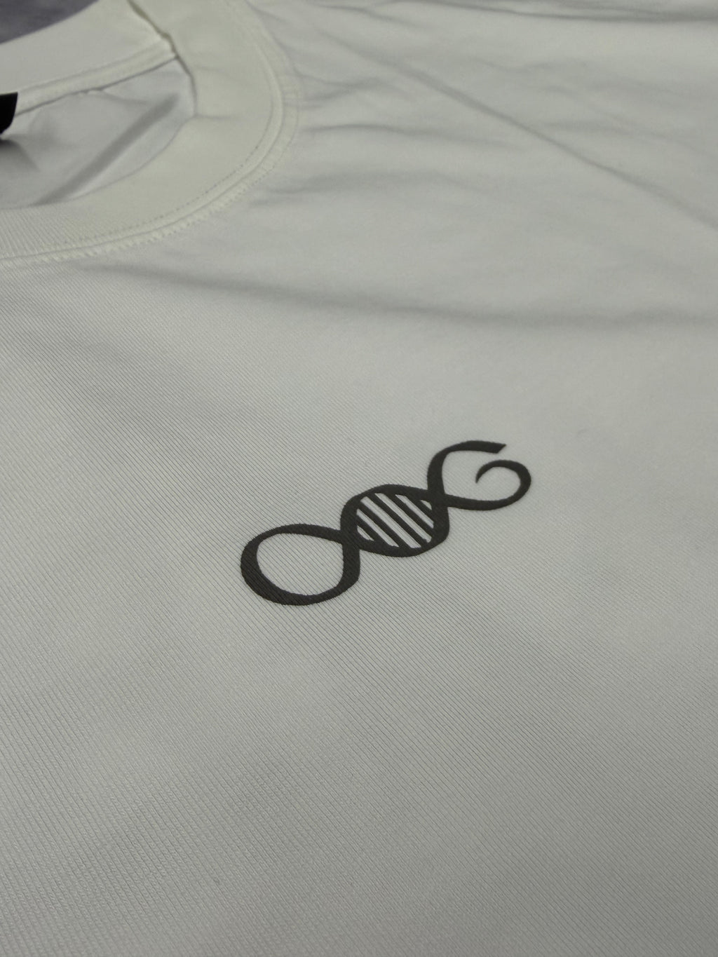 T-Shirt Average Was Never the Plan in Weiss von AlphaGenetics – Ansicht 2