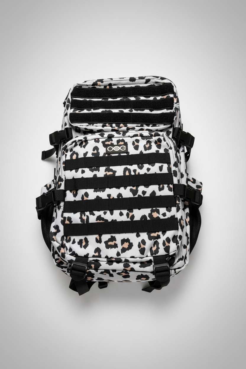 AlphaGenetics Molle Backpack 45L vor hellgrauem Studiohintergrund